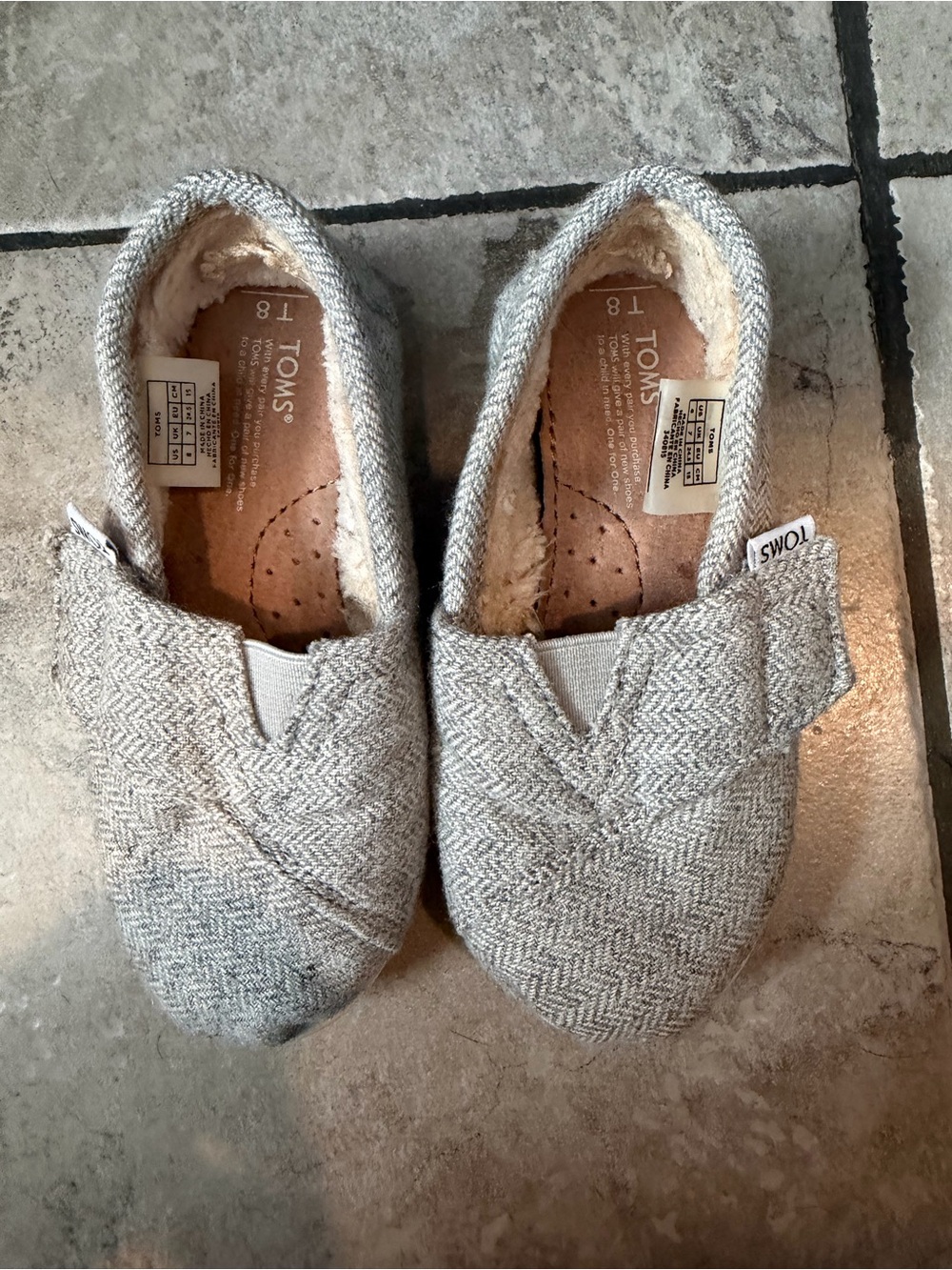 TOMS Kids Light Gray Knit Slip-On Slippers - Picture 2 of 9